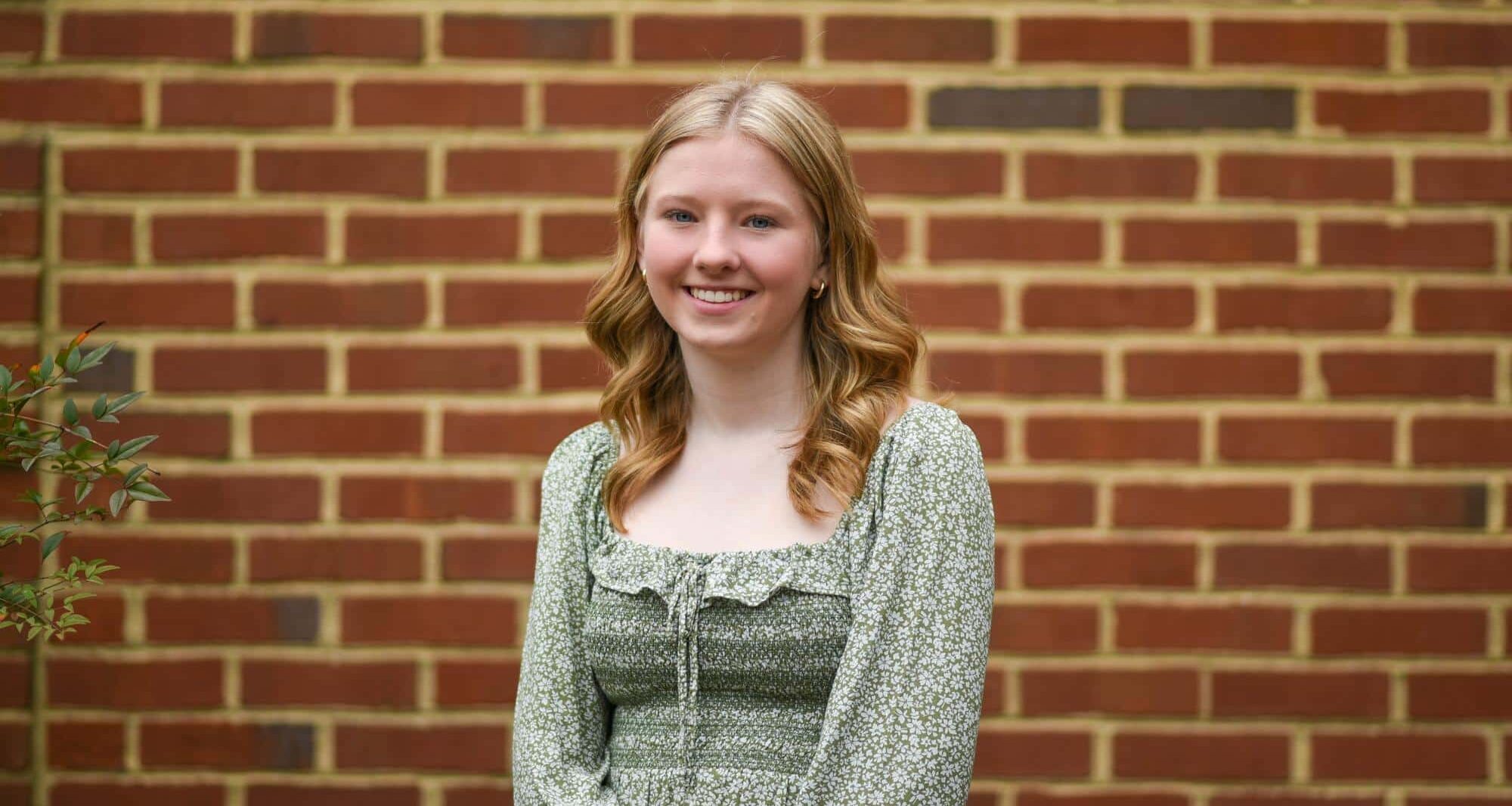 Teenager-smiling-perfect-teeth Invisalign® teen