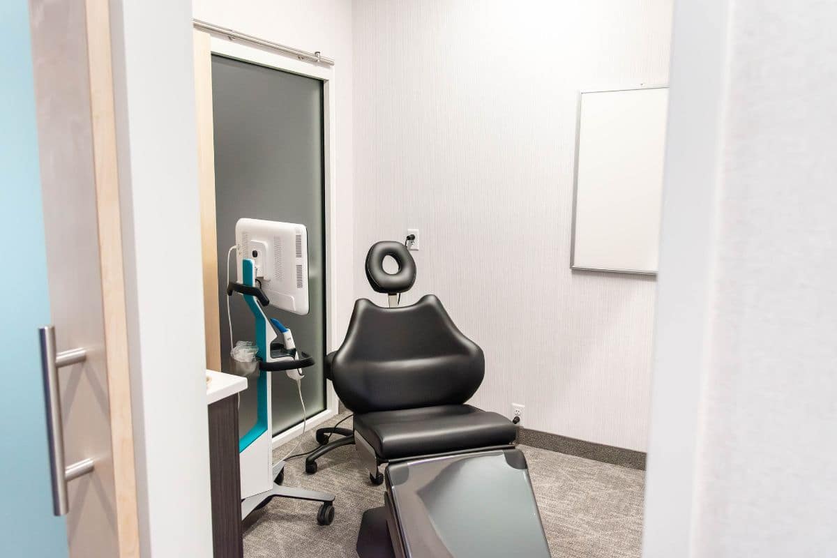 Joosse-family-orthodontics-gallery (23) Black exam chair itero digital scanner joosse family orthodontics