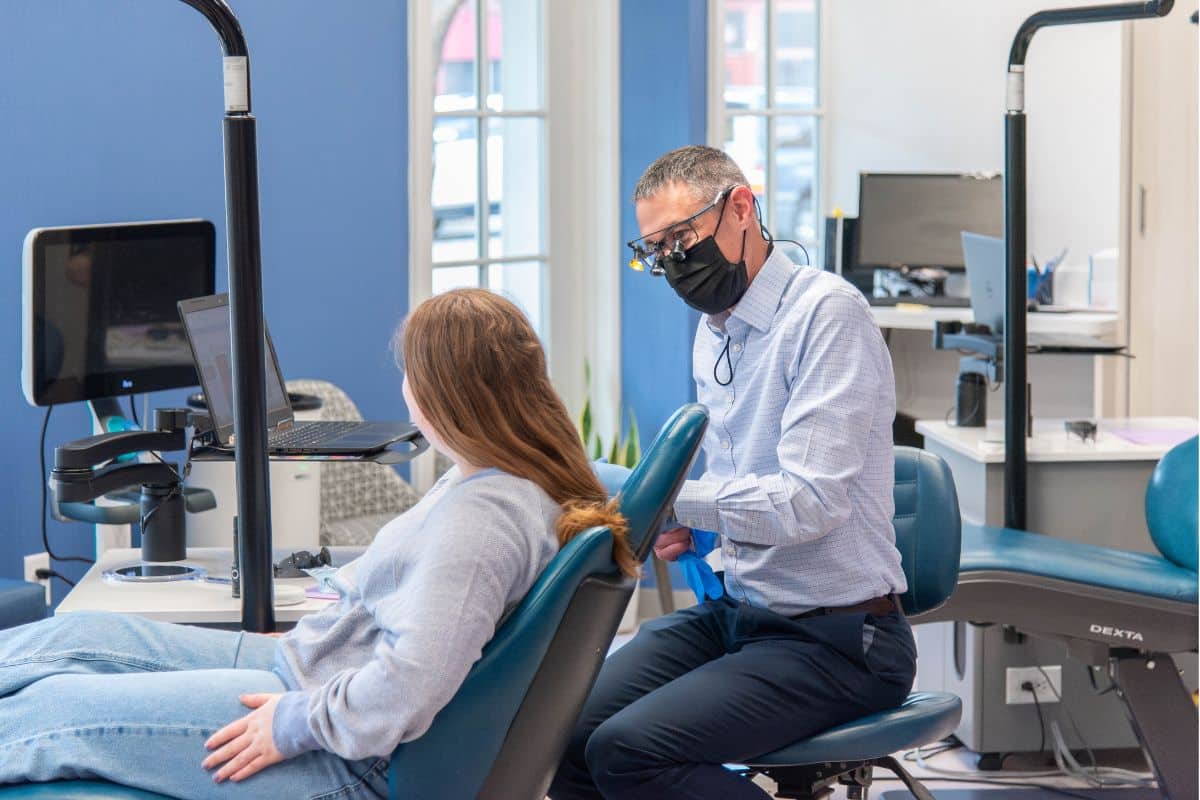 Jfo-getting-started-consultation Dr. Joosse and patient